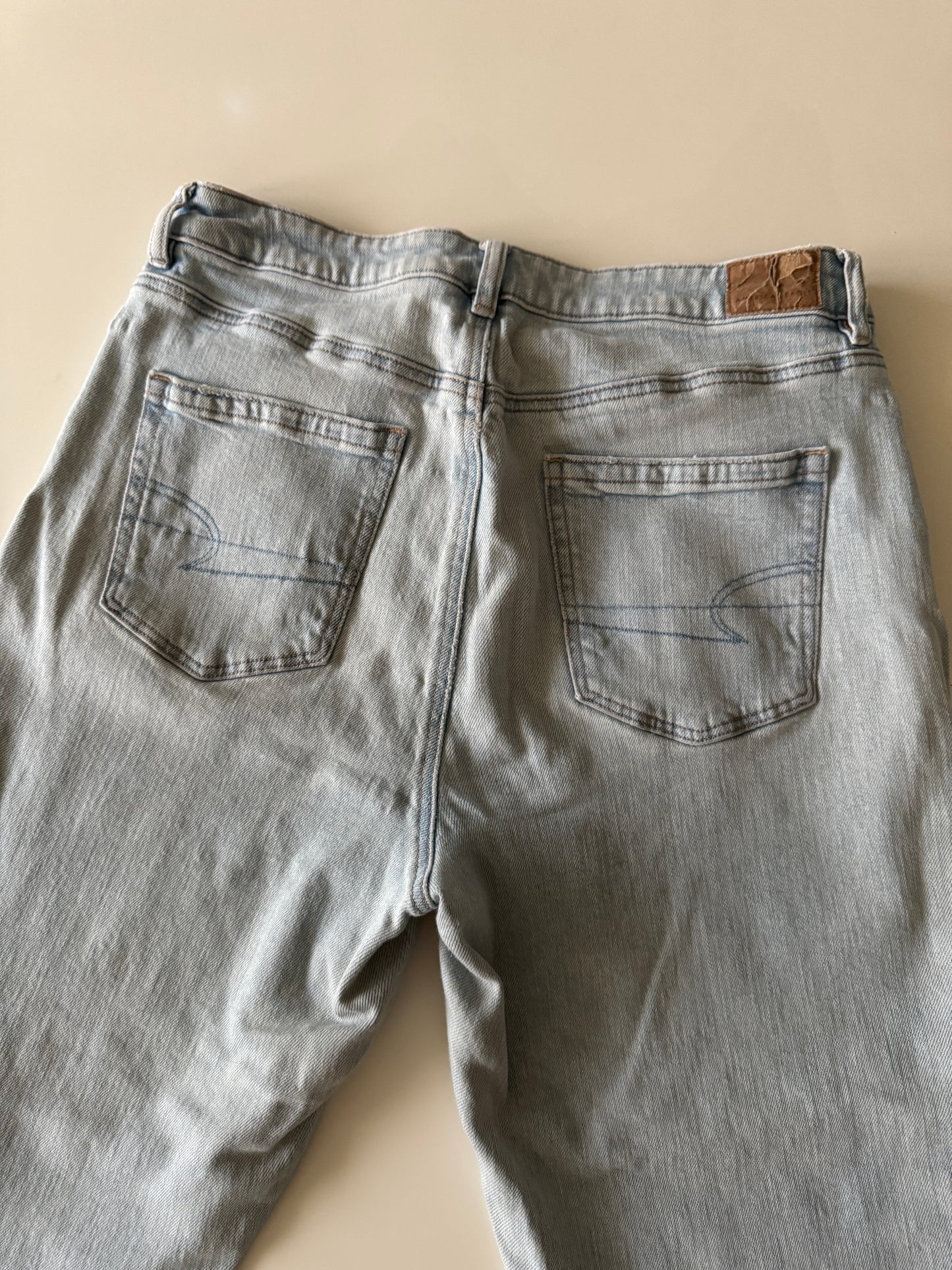 Jeans celestes, Tiro alto, Corte Strigid, Talla 10, American Eagle, Mujer