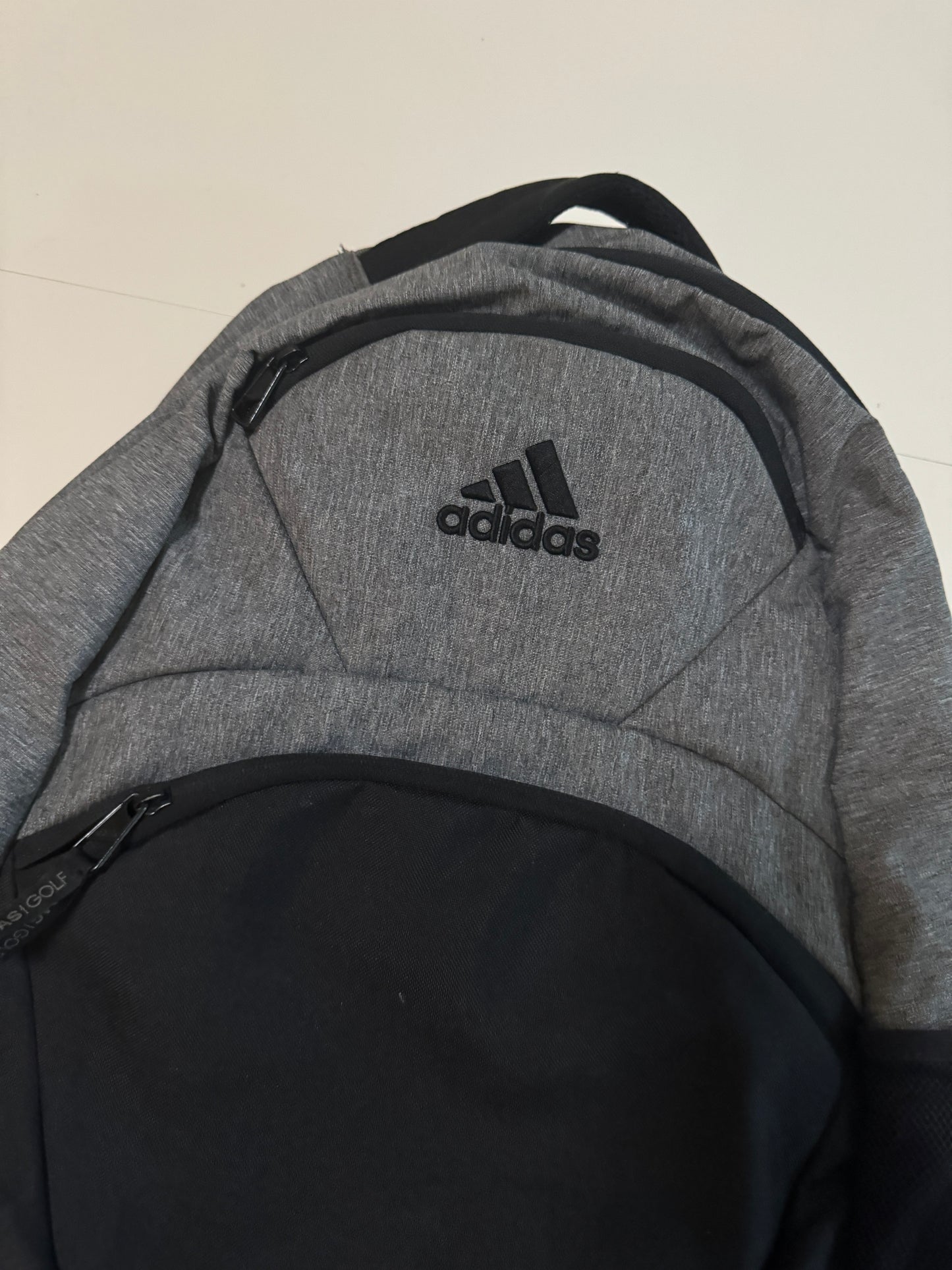 Mochila gris con negro