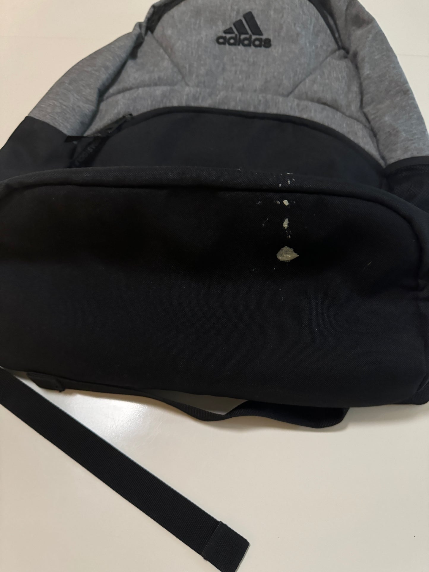 Mochila gris con negro