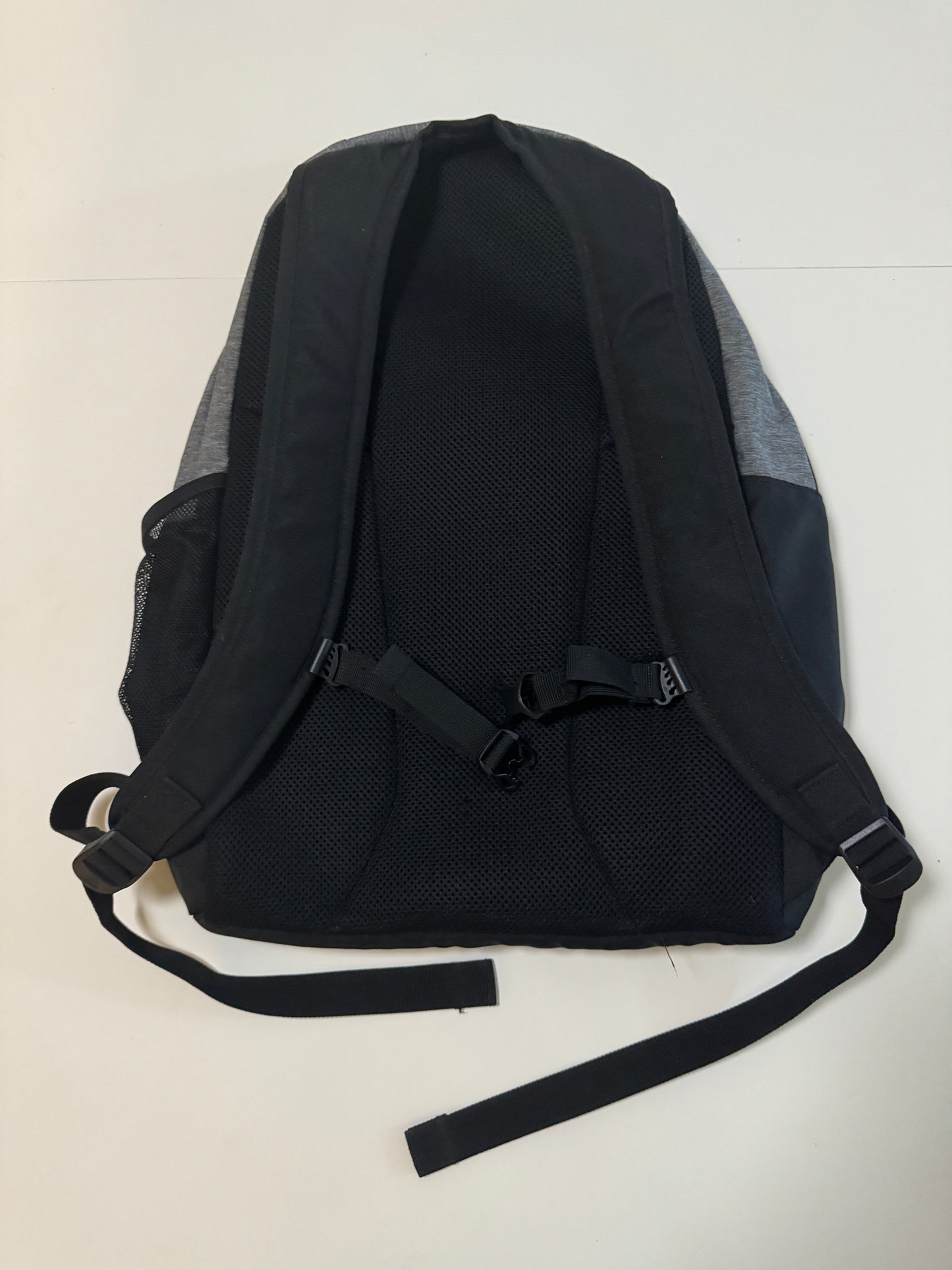 Mochila gris con negro