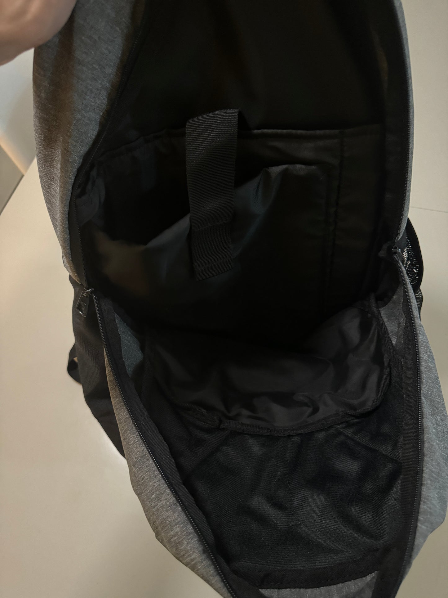Mochila gris con negro