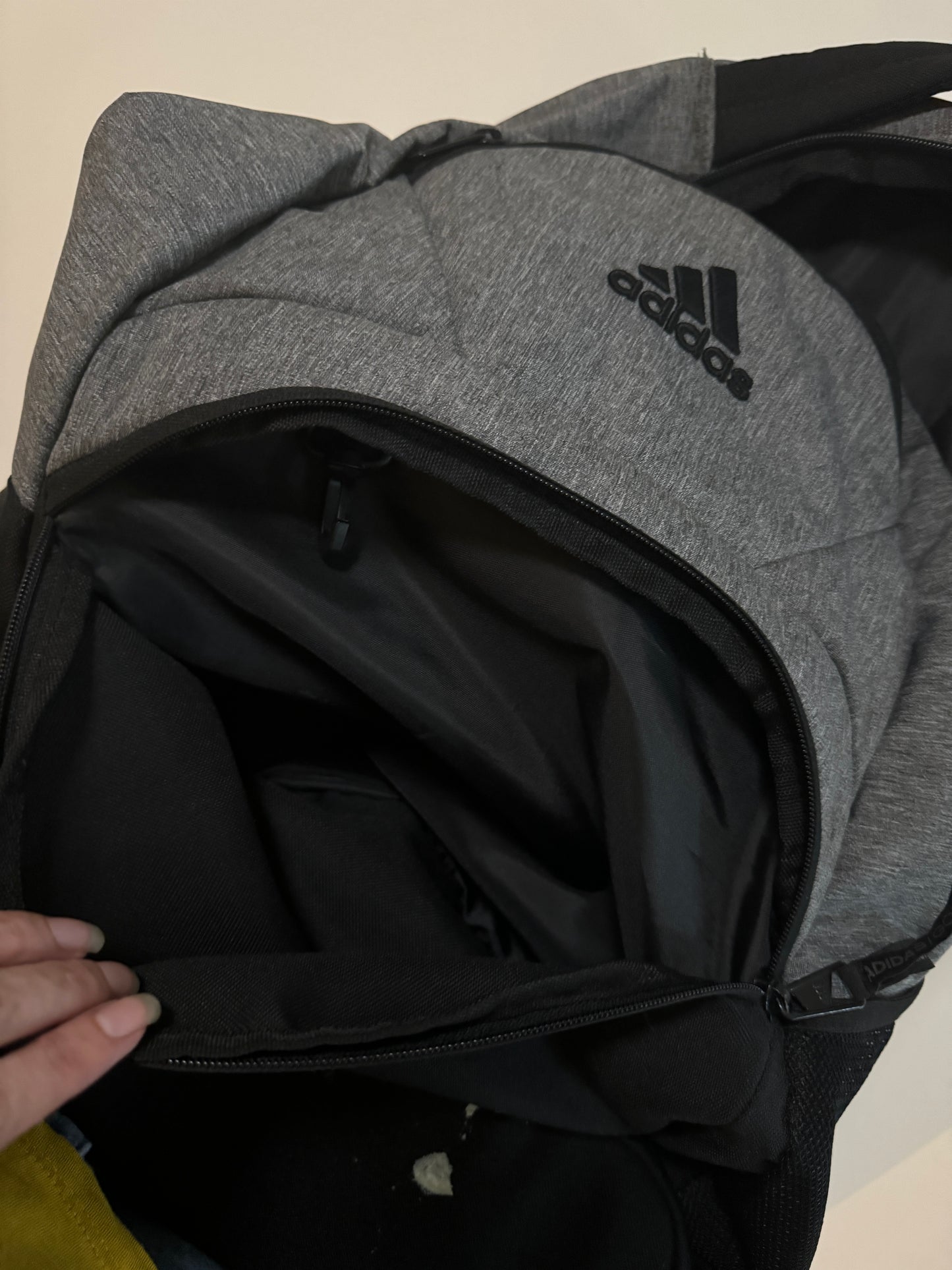 Mochila gris con negro