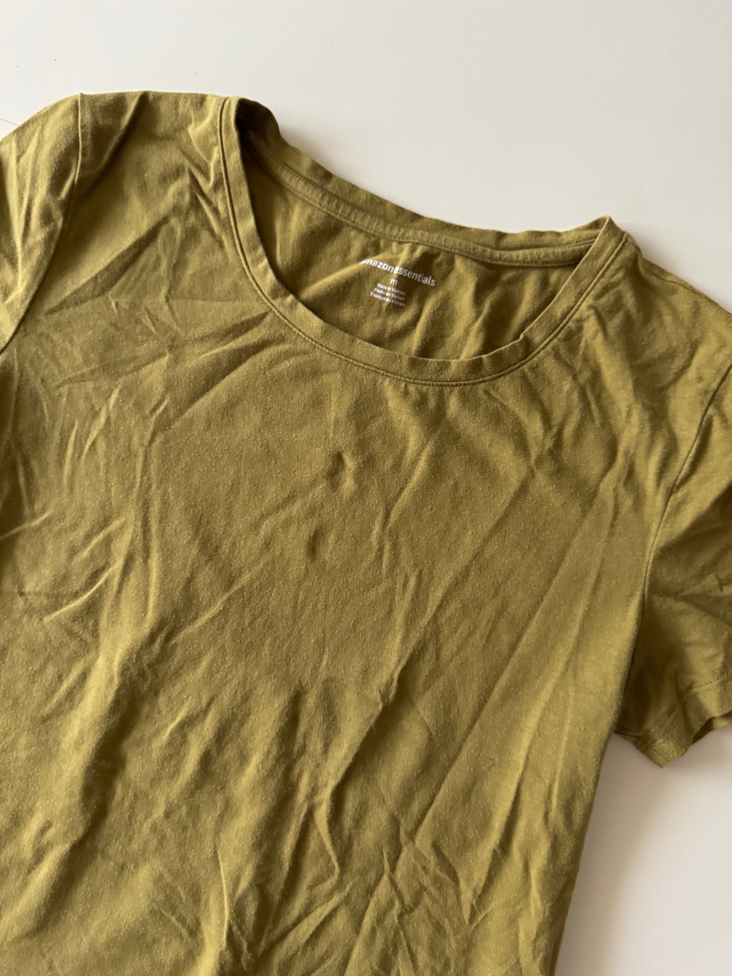 Playera basica color verde olivo, Talla M, Amazon essentials, Mujer