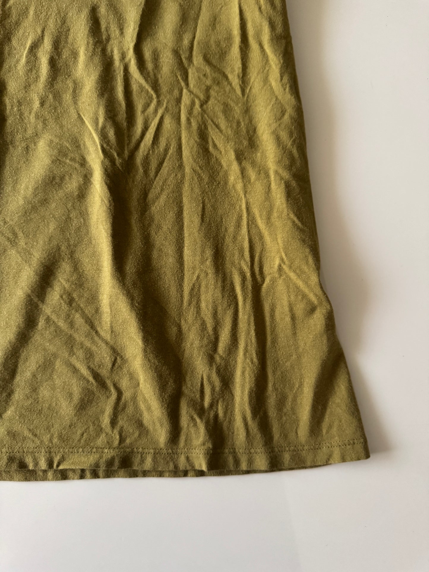 Playera basica color verde olivo, Talla M, Amazon essentials, Mujer