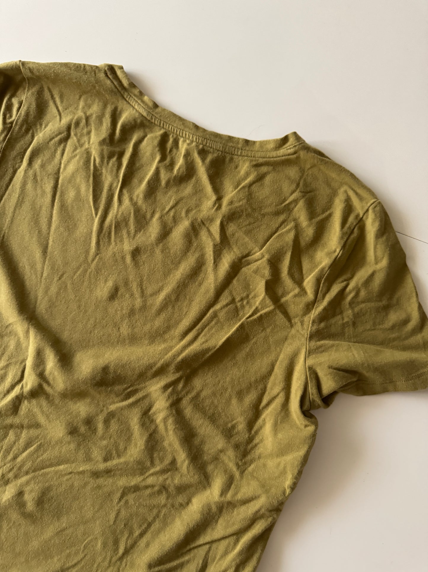 Playera basica color verde olivo, Talla M, Amazon essentials, Mujer
