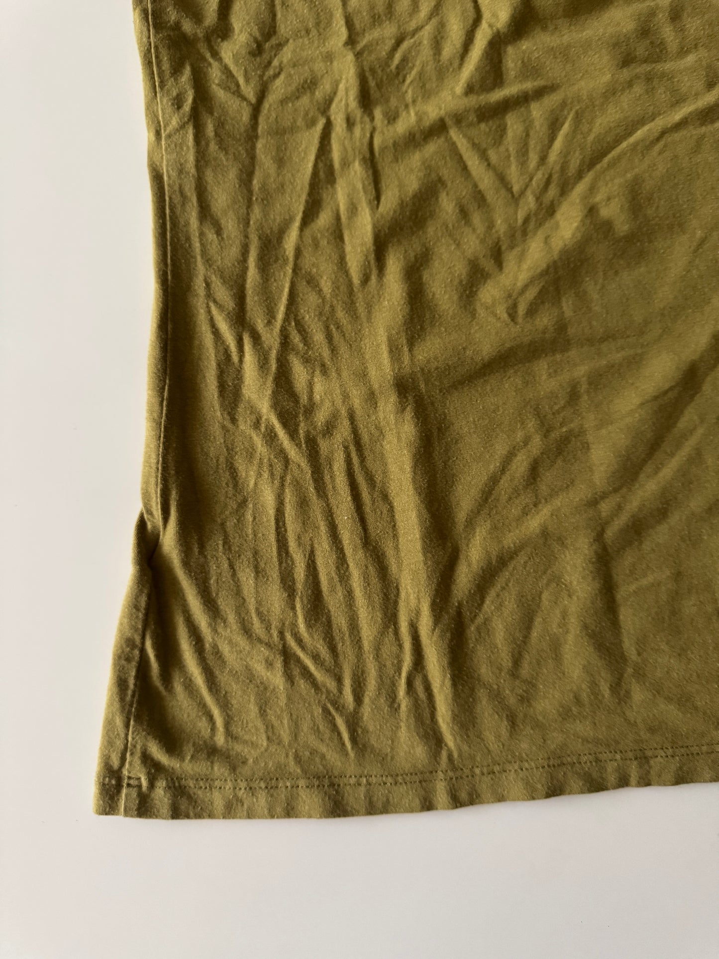 Playera basica color verde olivo, Talla M, Amazon essentials, Mujer