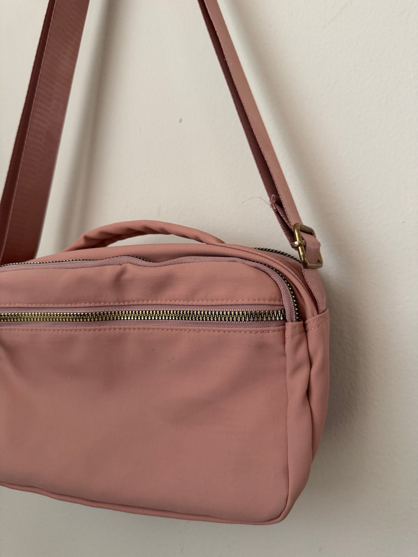Bolsa pequeña rosa con cierres dorados