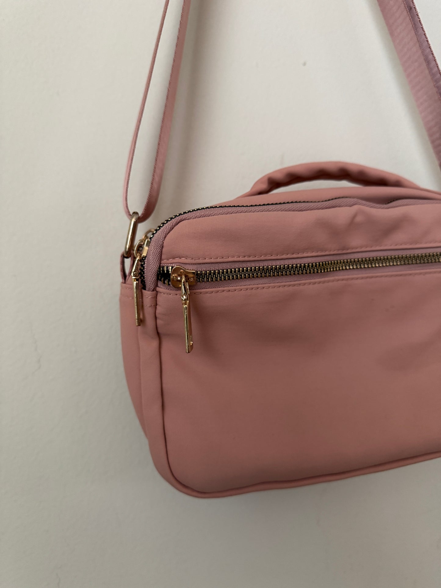 Bolsa pequeña rosa con cierres dorados
