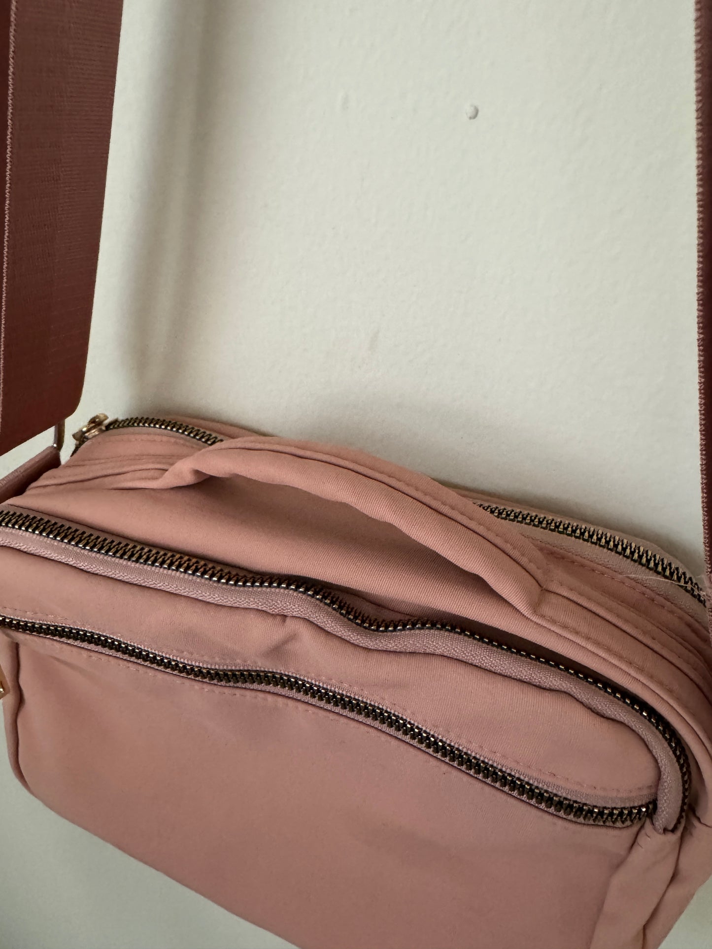 Bolsa pequeña rosa con cierres dorados