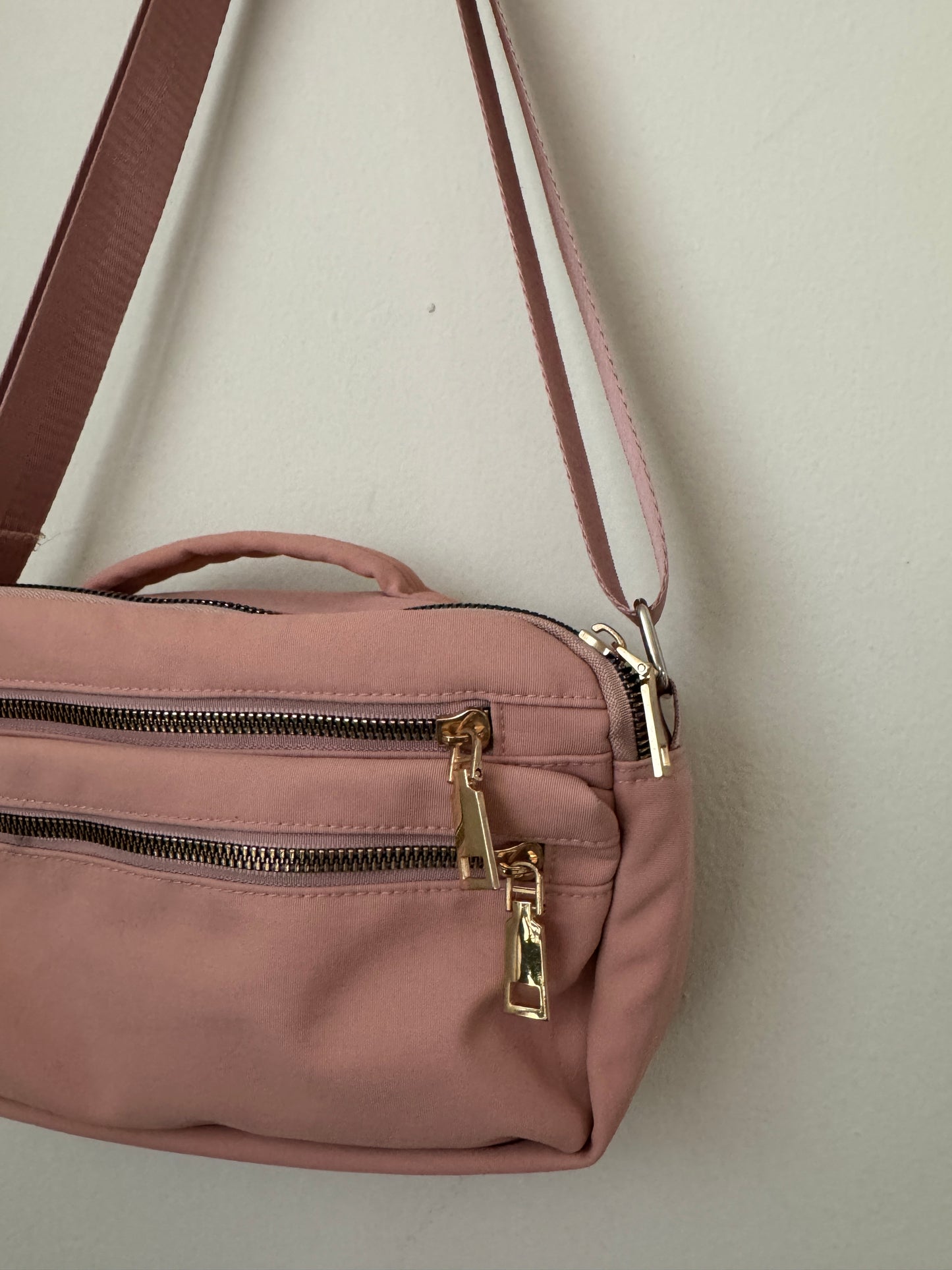 Bolsa pequeña rosa con cierres dorados