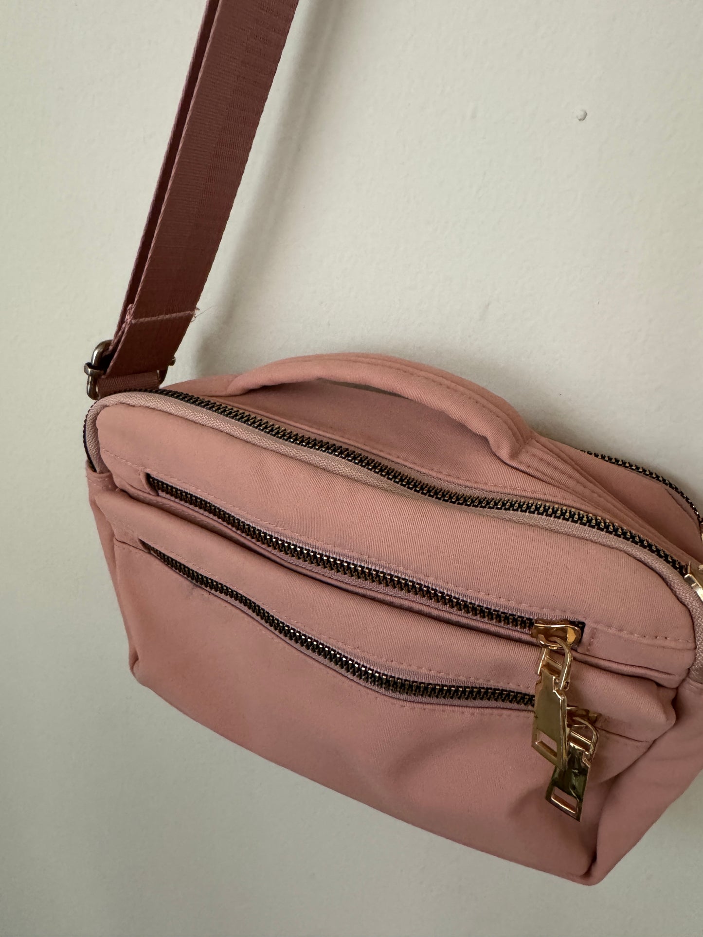 Bolsa pequeña rosa con cierres dorados