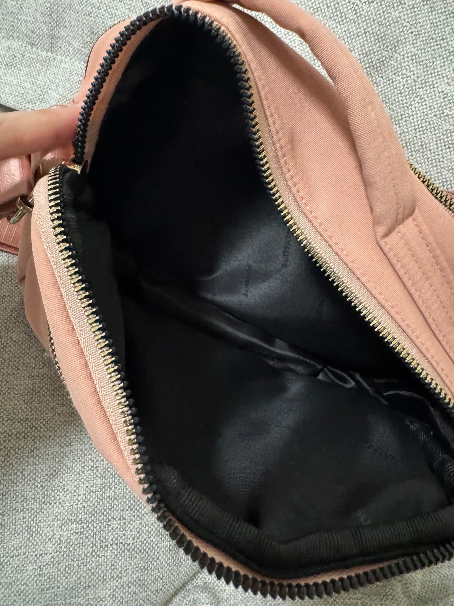 Bolsa pequeña rosa con cierres dorados