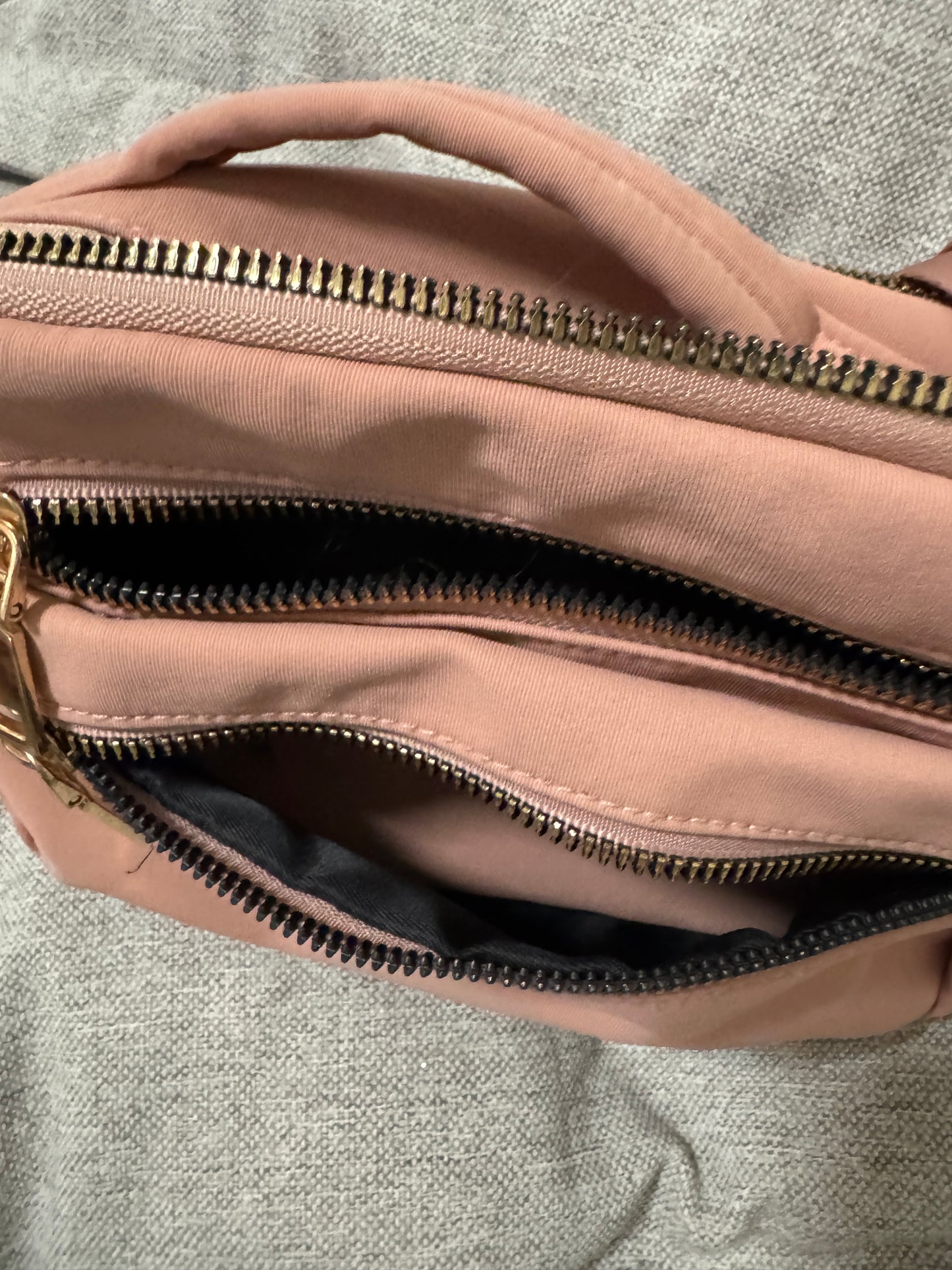 Bolsa pequeña rosa con cierres dorados