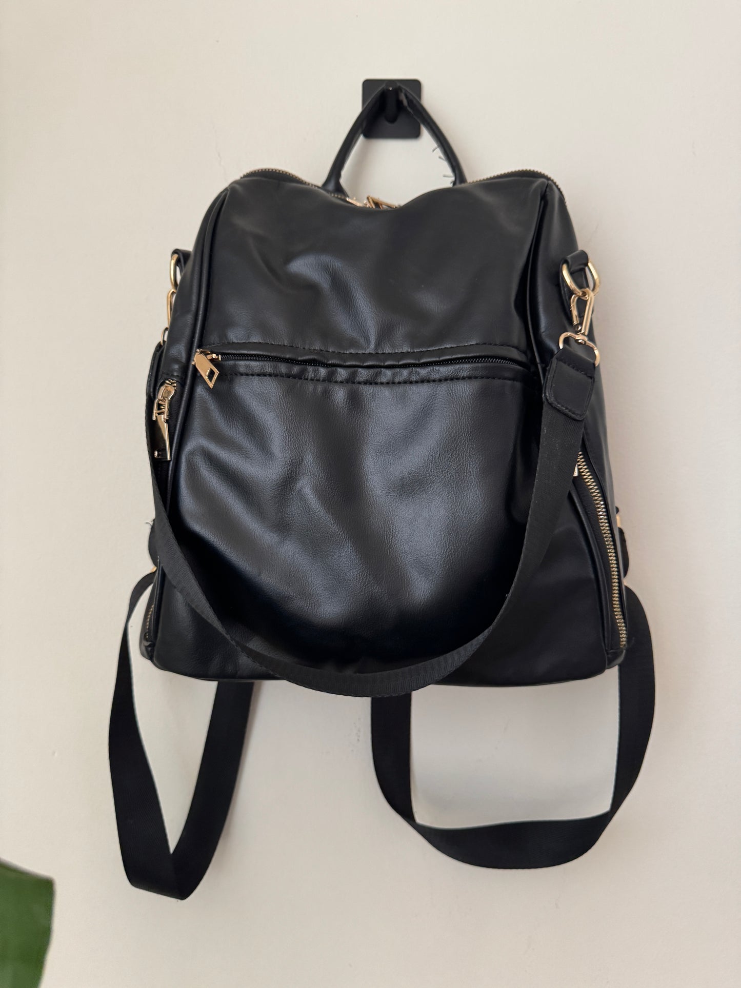 Mochila negra de vinipiel