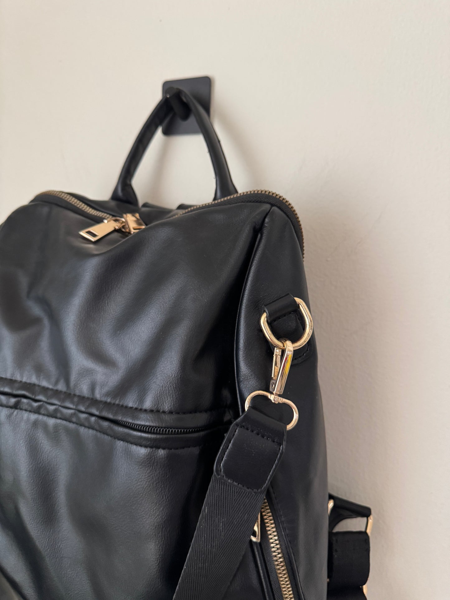 Mochila negra de vinipiel