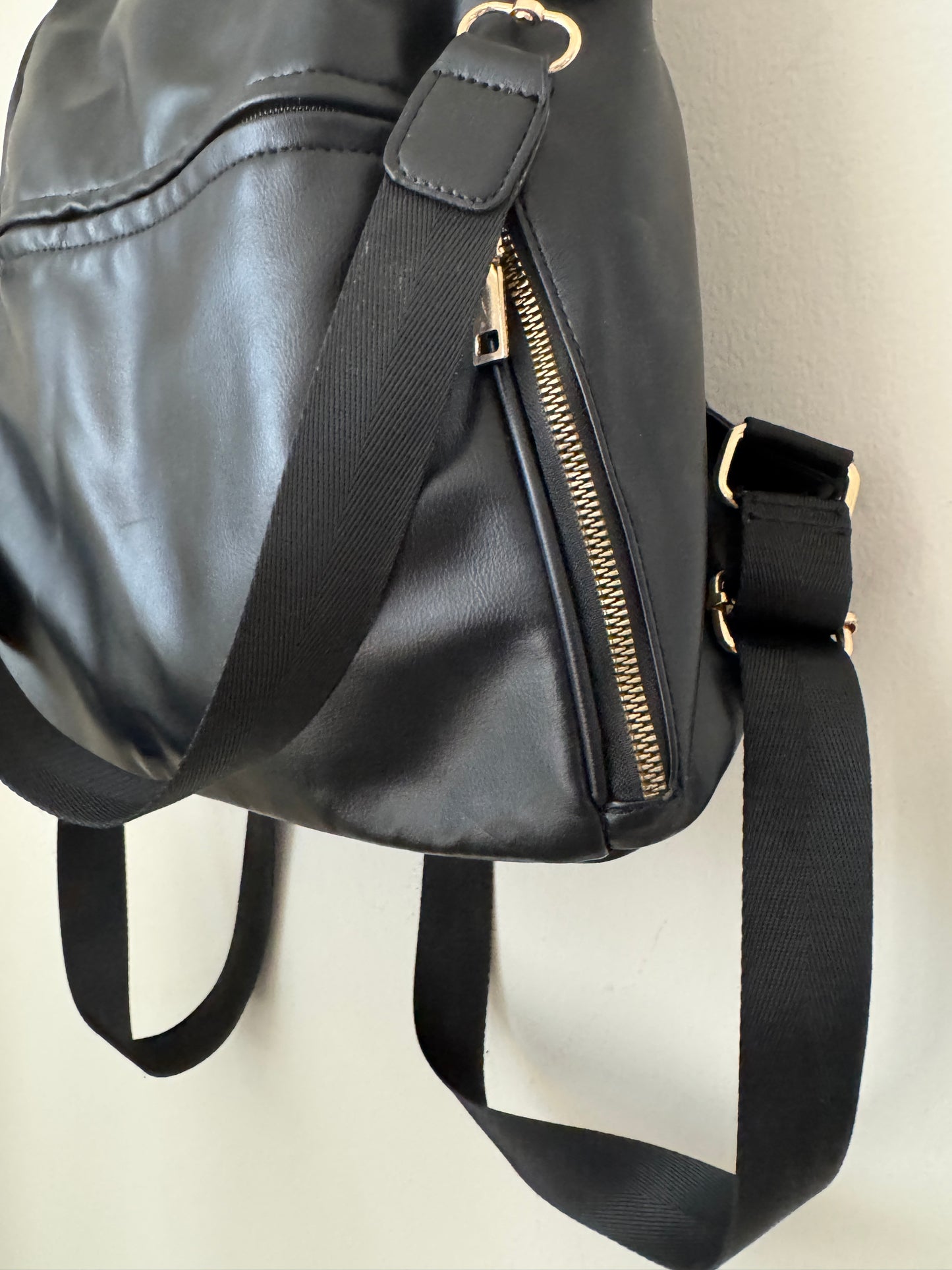 Mochila negra de vinipiel