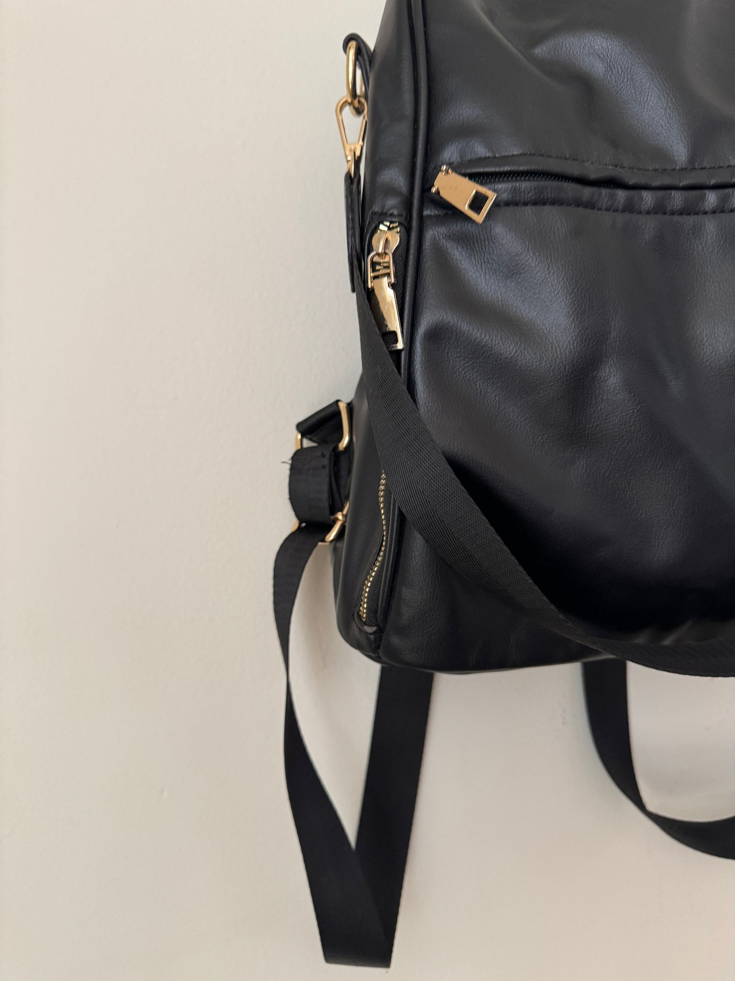 Mochila negra de vinipiel