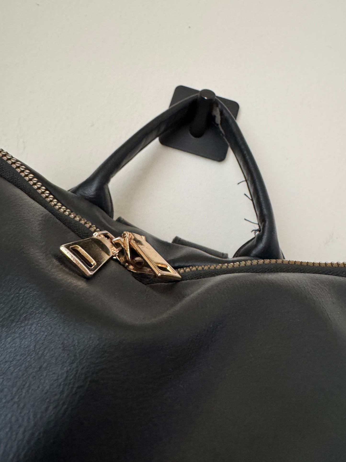 Mochila negra de vinipiel