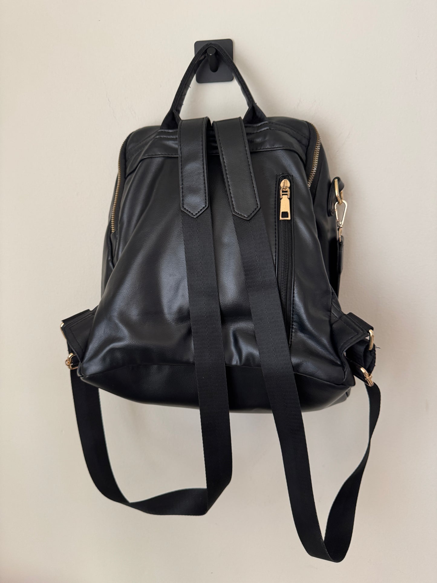 Mochila negra de vinipiel