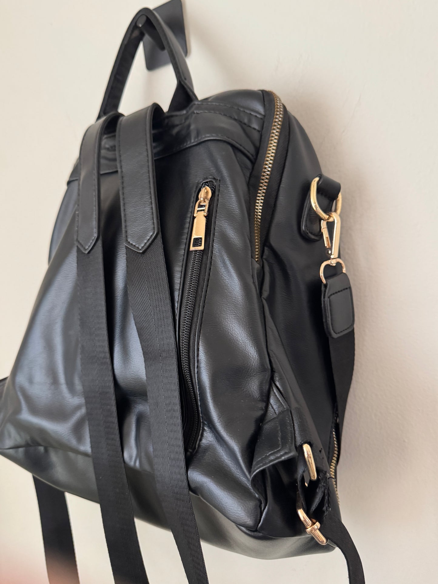 Mochila negra de vinipiel