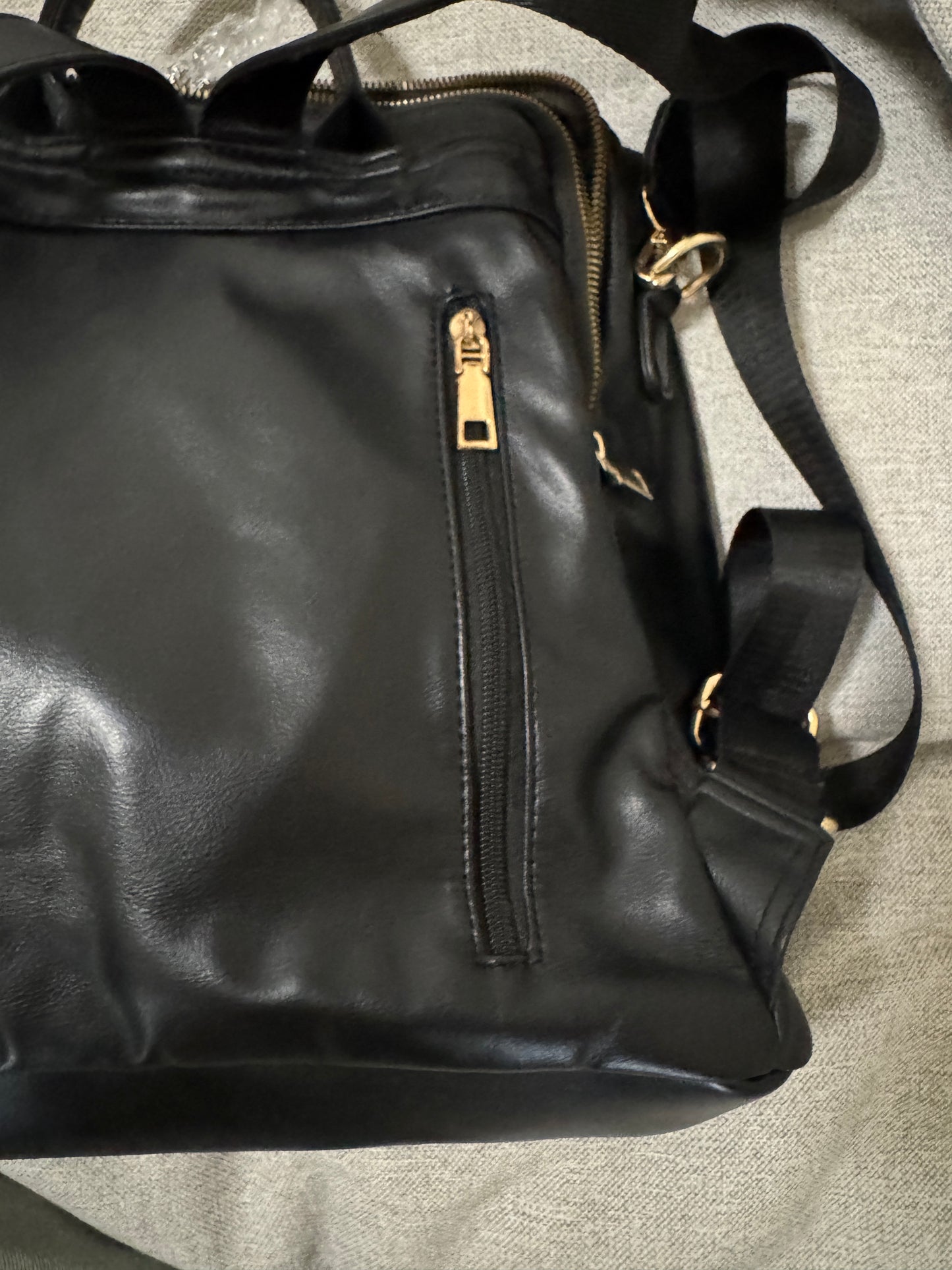 Mochila negra de vinipiel
