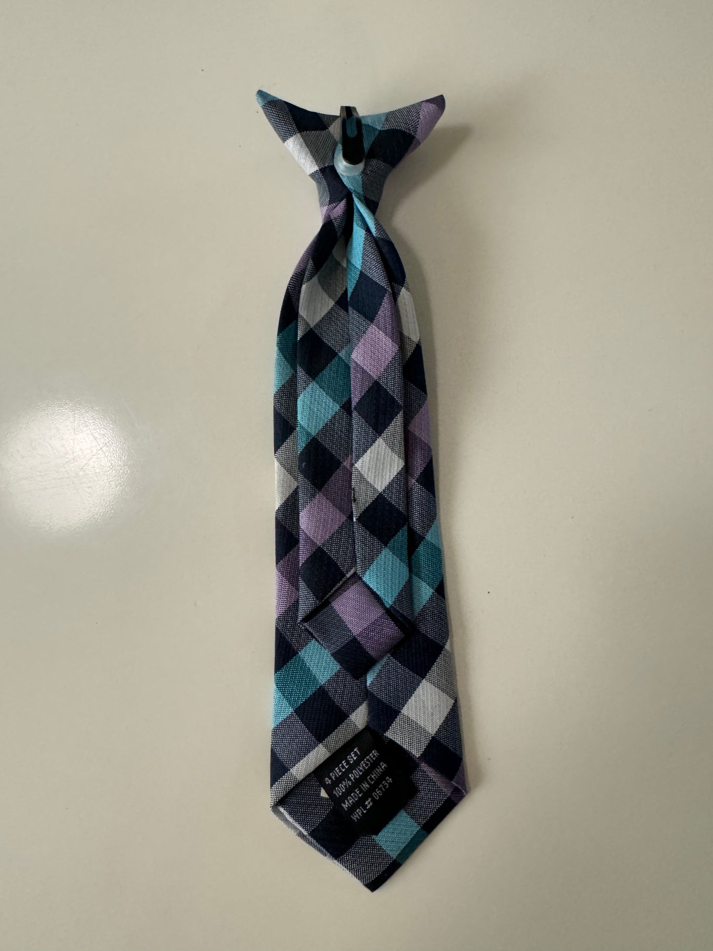 Corbata de cuadros, Bebe
