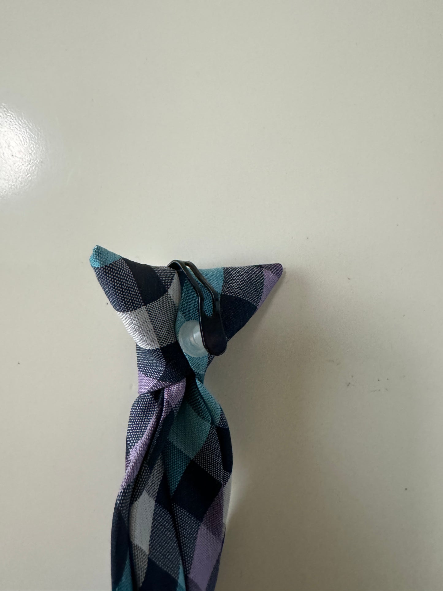 Corbata de cuadros, Bebe