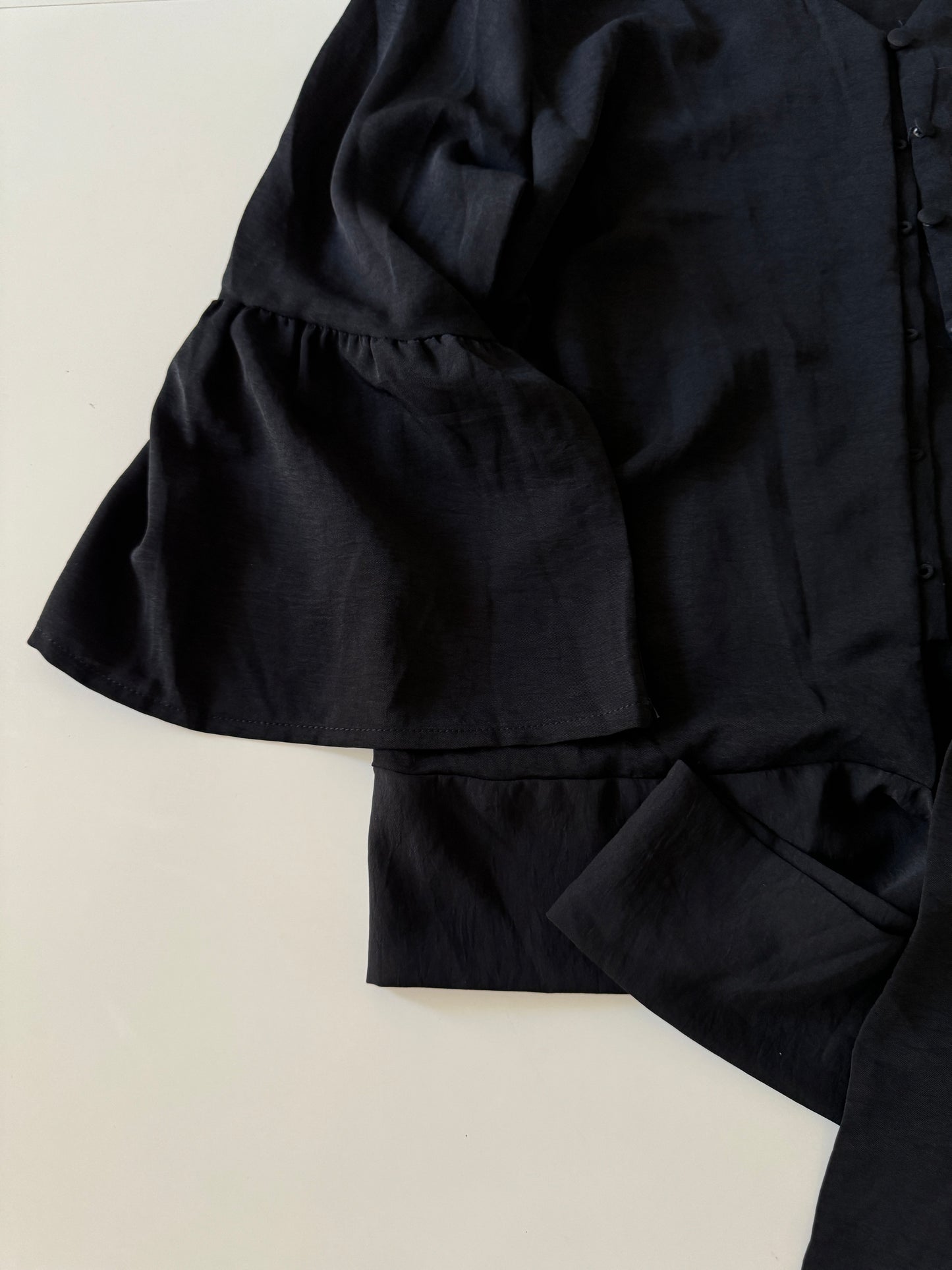 Blusa negra con botones, Talla M, Mujer