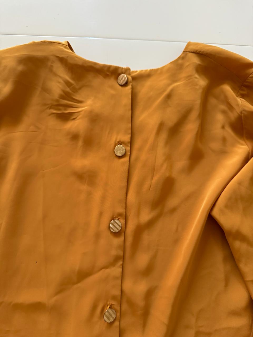 Camisa mostaza con botones en espalda, Talla M, Mujer