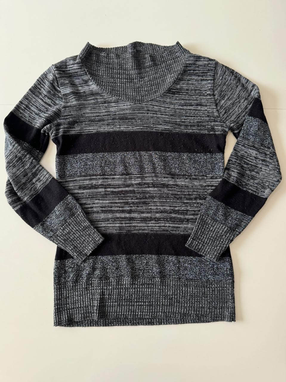 Sweter gris con hilos plateados, Talla M, Mujer