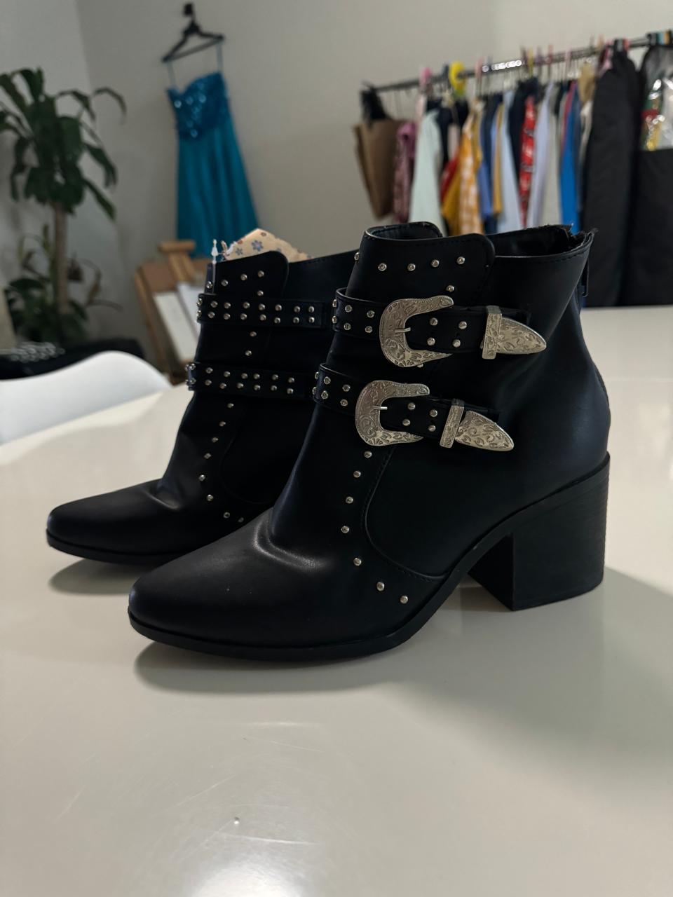 Botas negras con estoperoles, Talla 24Mx, Mujer
