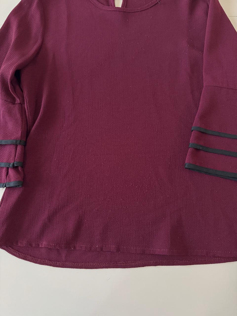 Blusa color vino con vistas negras en mangas, Talla M, Mujer, Fashion