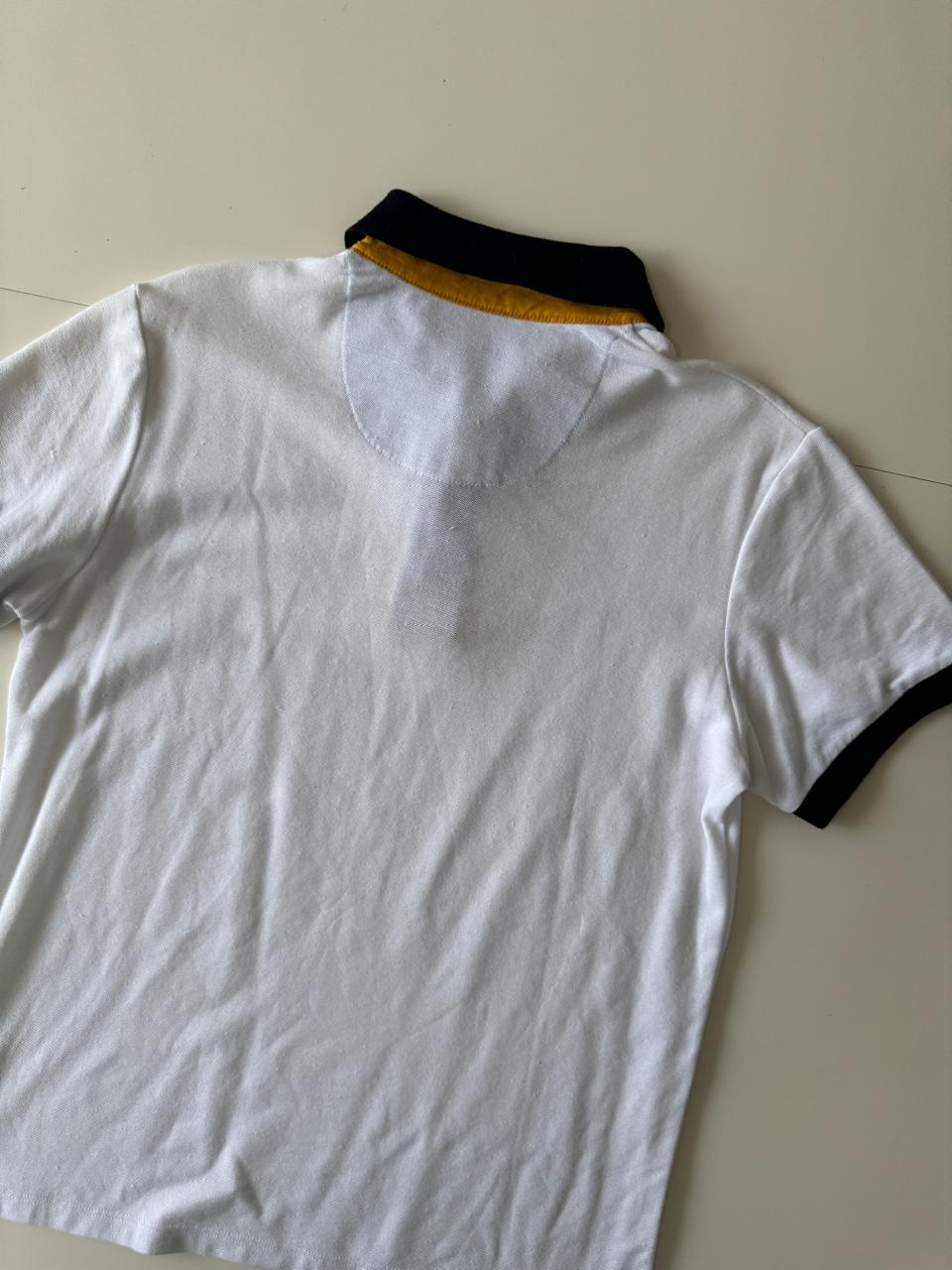 Polo blanca, ribetes azules, Talla M, Corte Slim, Hombre