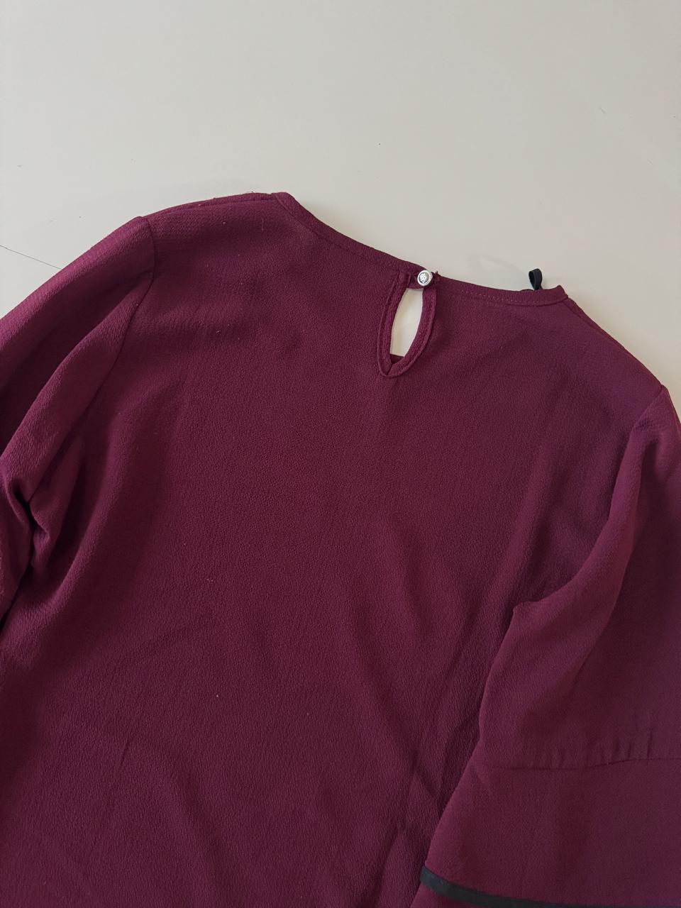 Blusa color vino con vistas negras en mangas, Talla M, Mujer, Fashion