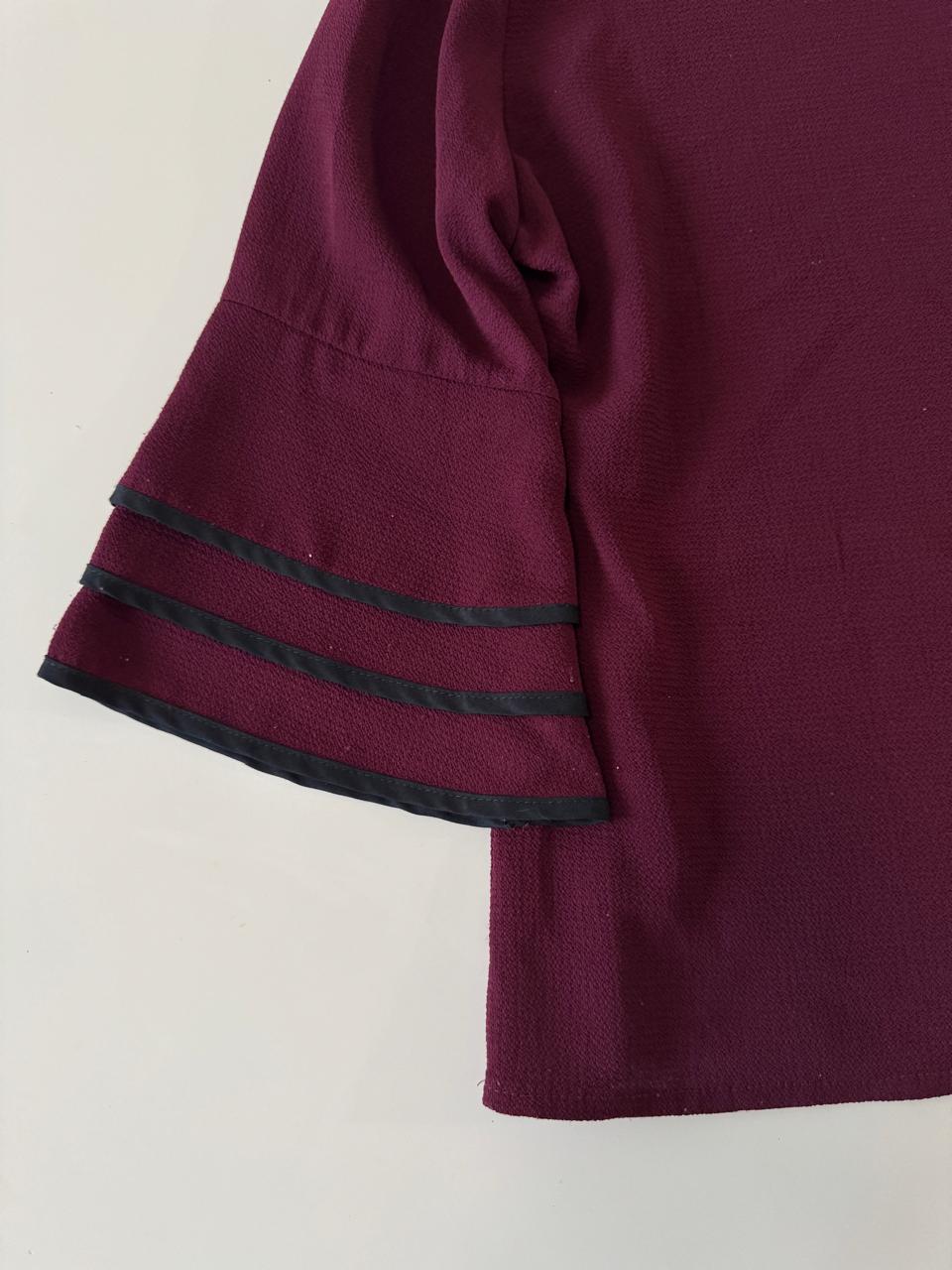 Blusa color vino con vistas negras en mangas, Talla M, Mujer, Fashion