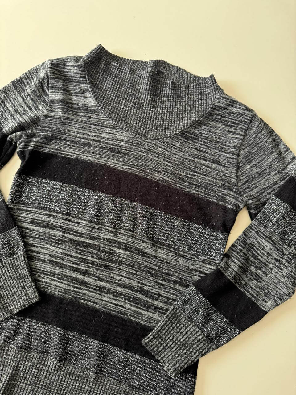 Sweter gris con hilos plateados, Talla M, Mujer