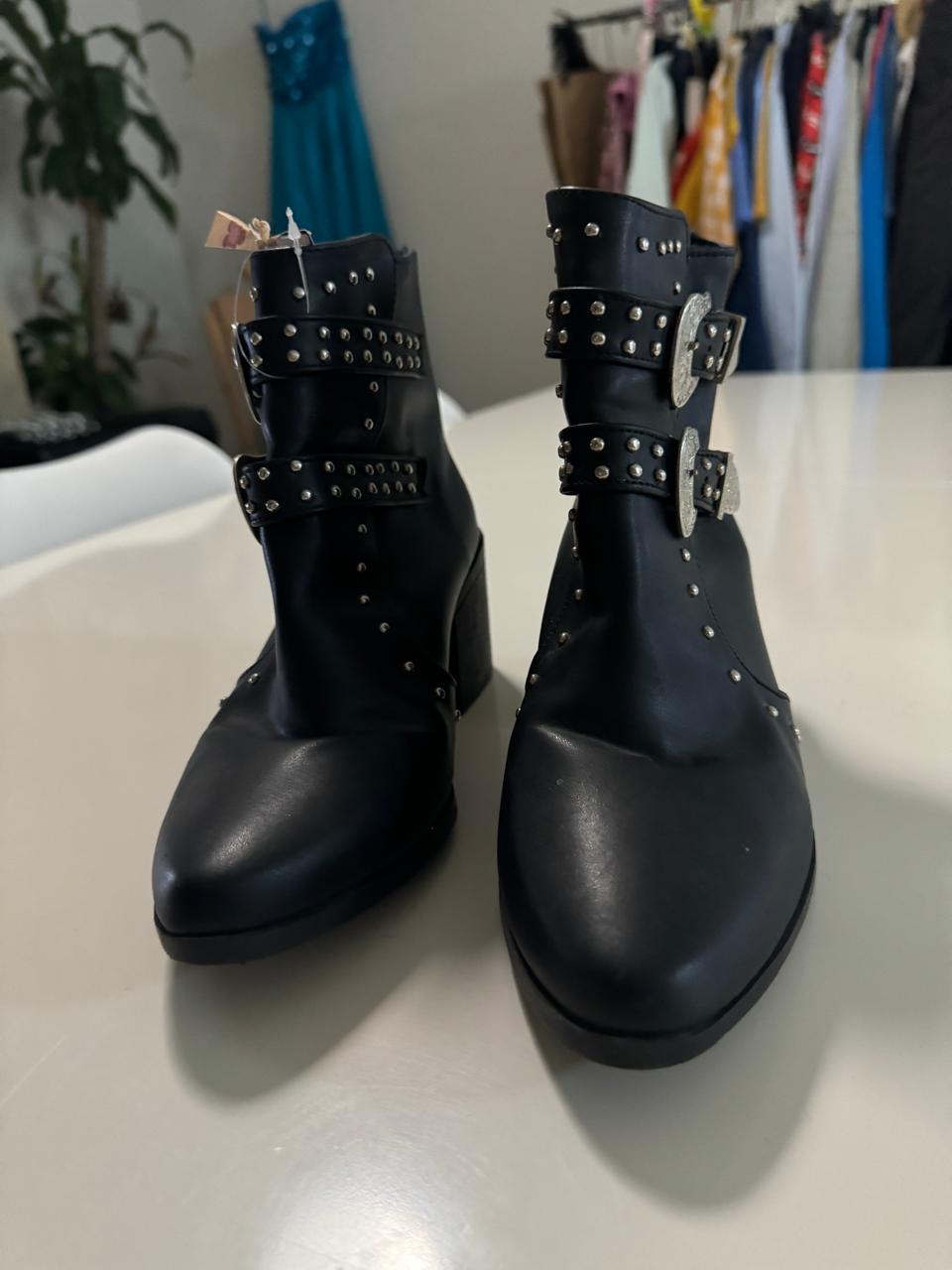 Botas negras con estoperoles, Talla 24Mx, Mujer