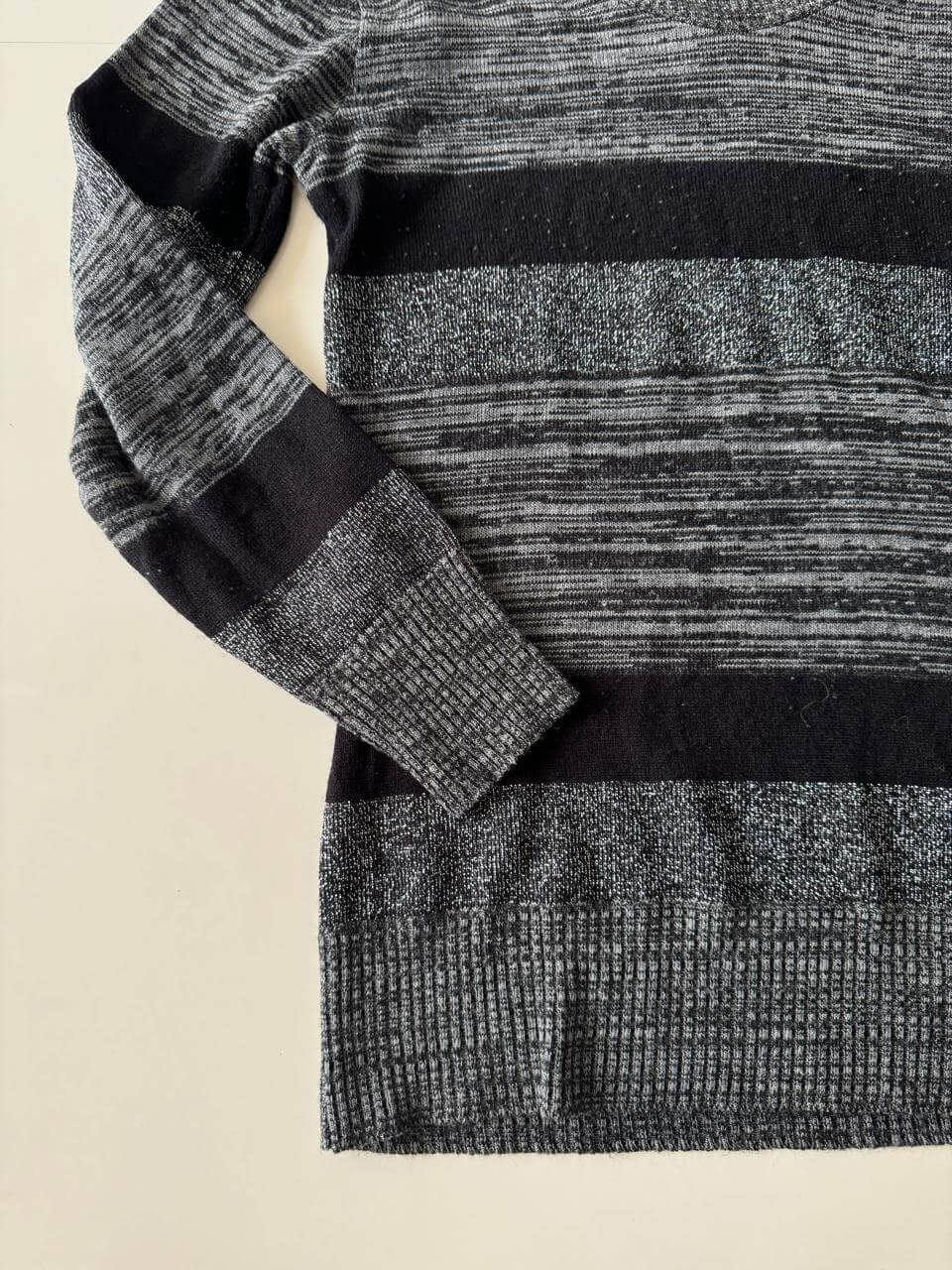 Sweter gris con hilos plateados, Talla M, Mujer