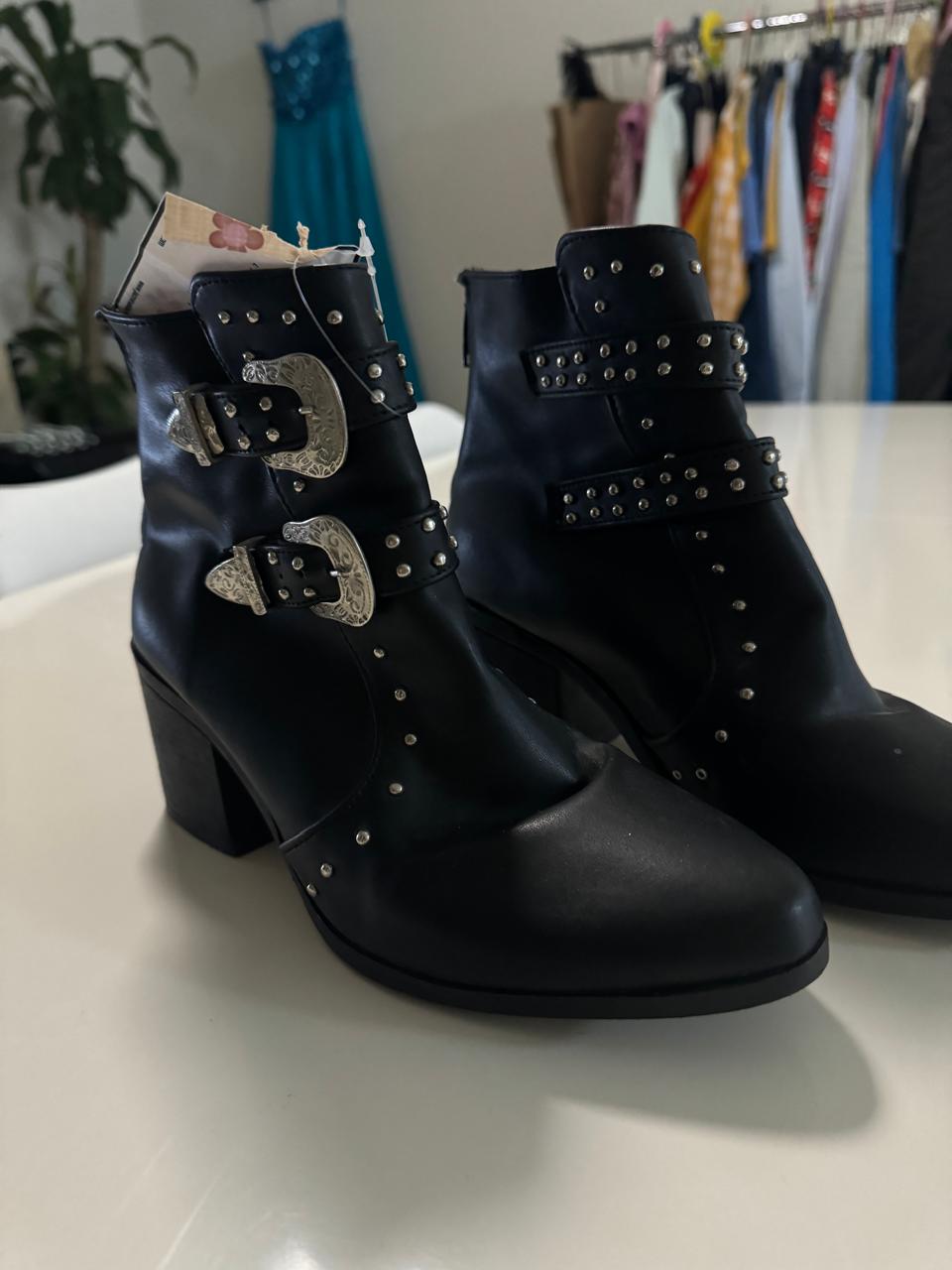 Botas negras con estoperoles, Talla 24Mx, Mujer