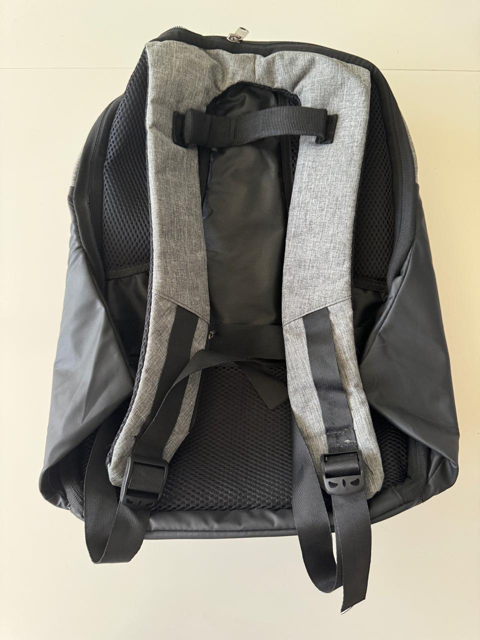 Mochila rigida gris con negro