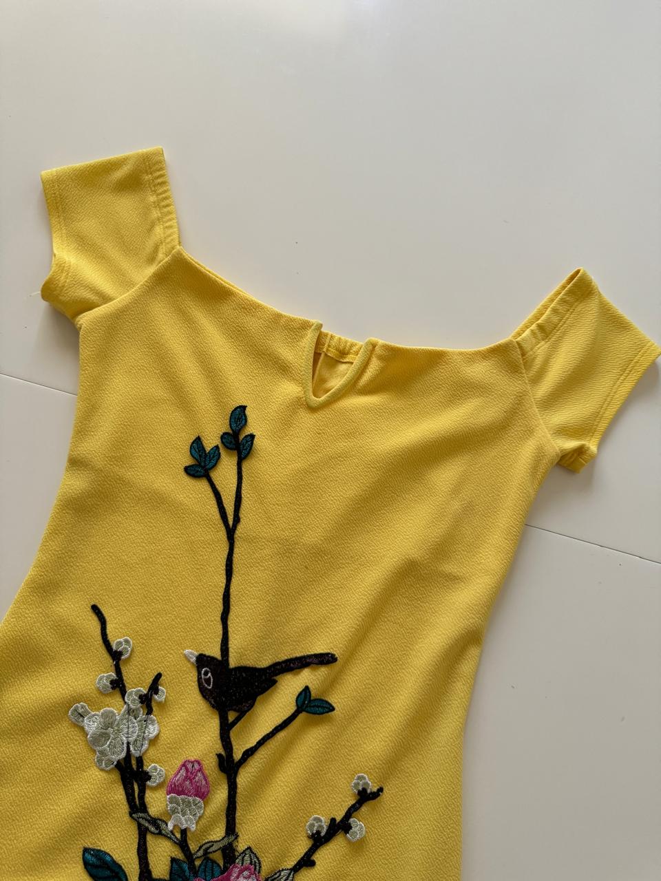 Vestido amarillo con aplicacion en falda, Talla S, Mujer