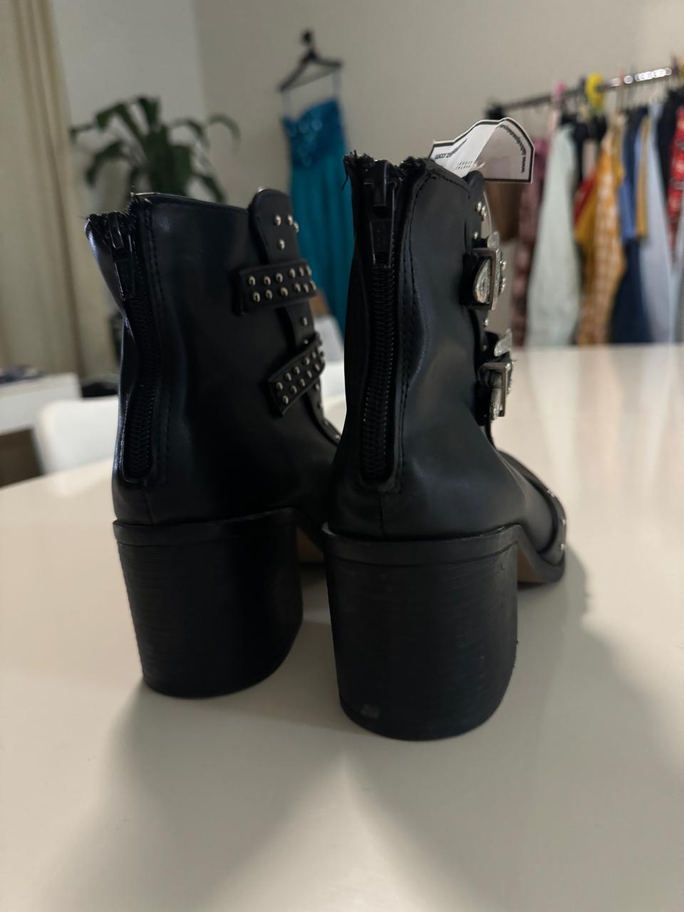 Botas negras con estoperoles, Talla 24Mx, Mujer