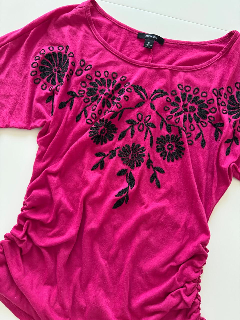 Playera rosa con aplicaciones al frente, Talla S, Mujer