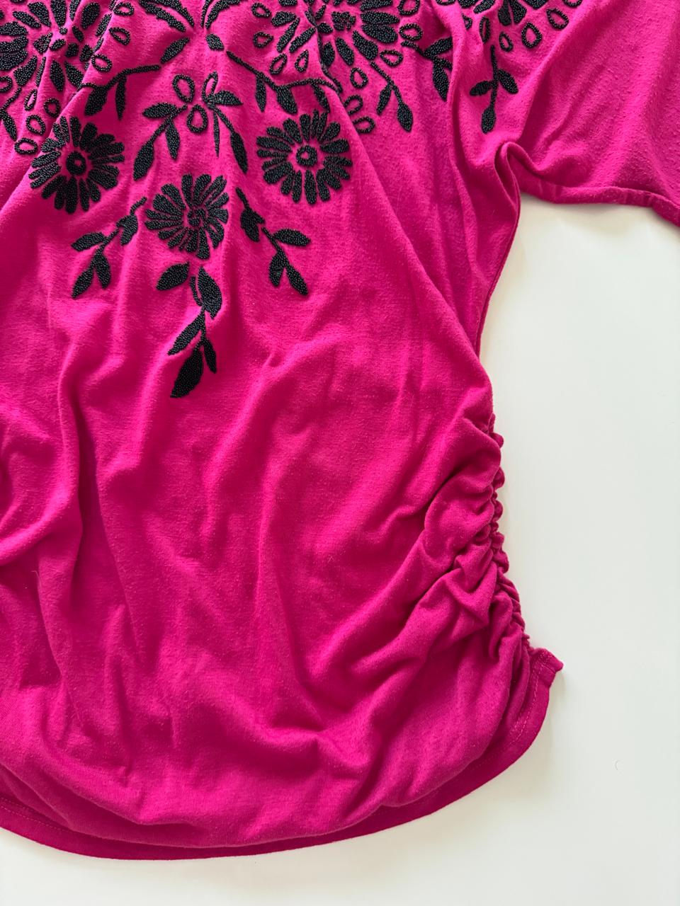 Playera rosa con aplicaciones al frente, Talla S, Mujer