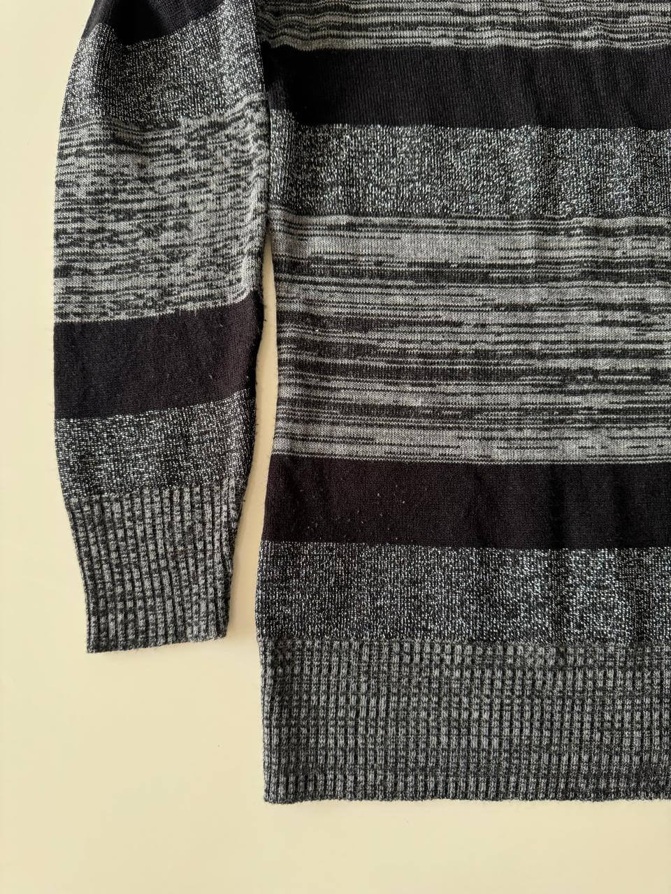 Sweter gris con hilos plateados, Talla M, Mujer