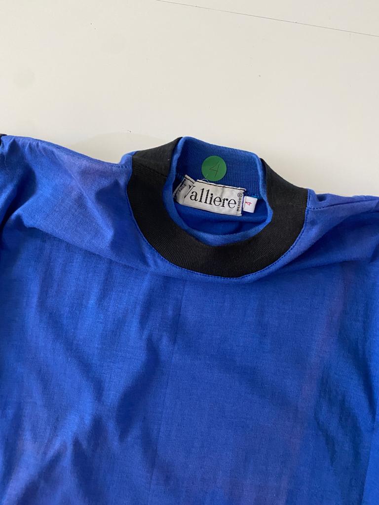 Playera azul con ribetes negros, 4 años, Niño