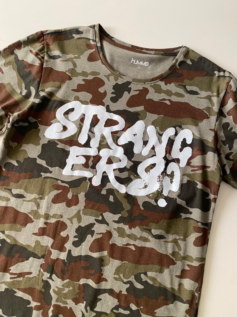 Playera camuflaje con graficos, Talla M, Hombre