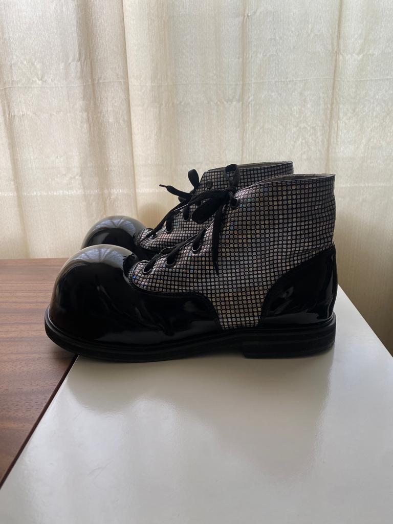 RENTA: Zapatos clown negro con plateado, Talla 6 a 8 Mx, Hombre