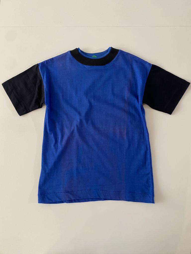 Playera azul con ribetes negros, 4 años, Niño