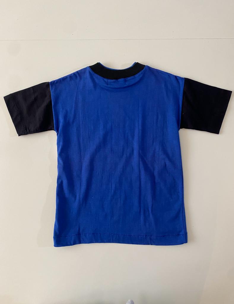 Playera azul con ribetes negros, 4 años, Niño